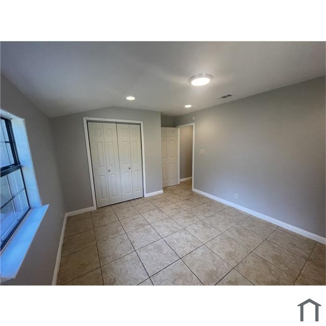 Discover your dream home in this beautifully renovated four-bedroom, two-bathroom house. – photo 5