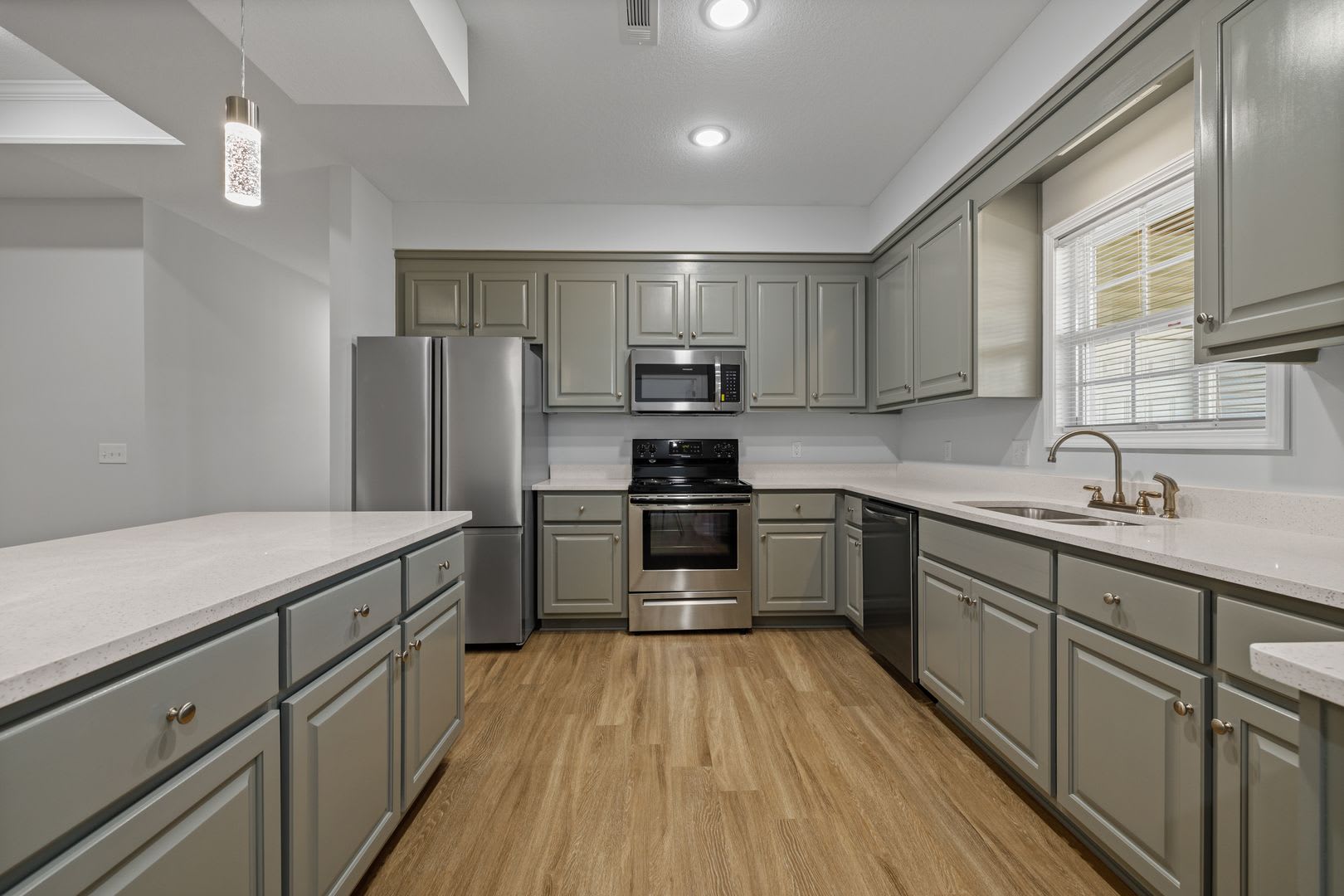 Newer Luxury Townhouse – photo 5