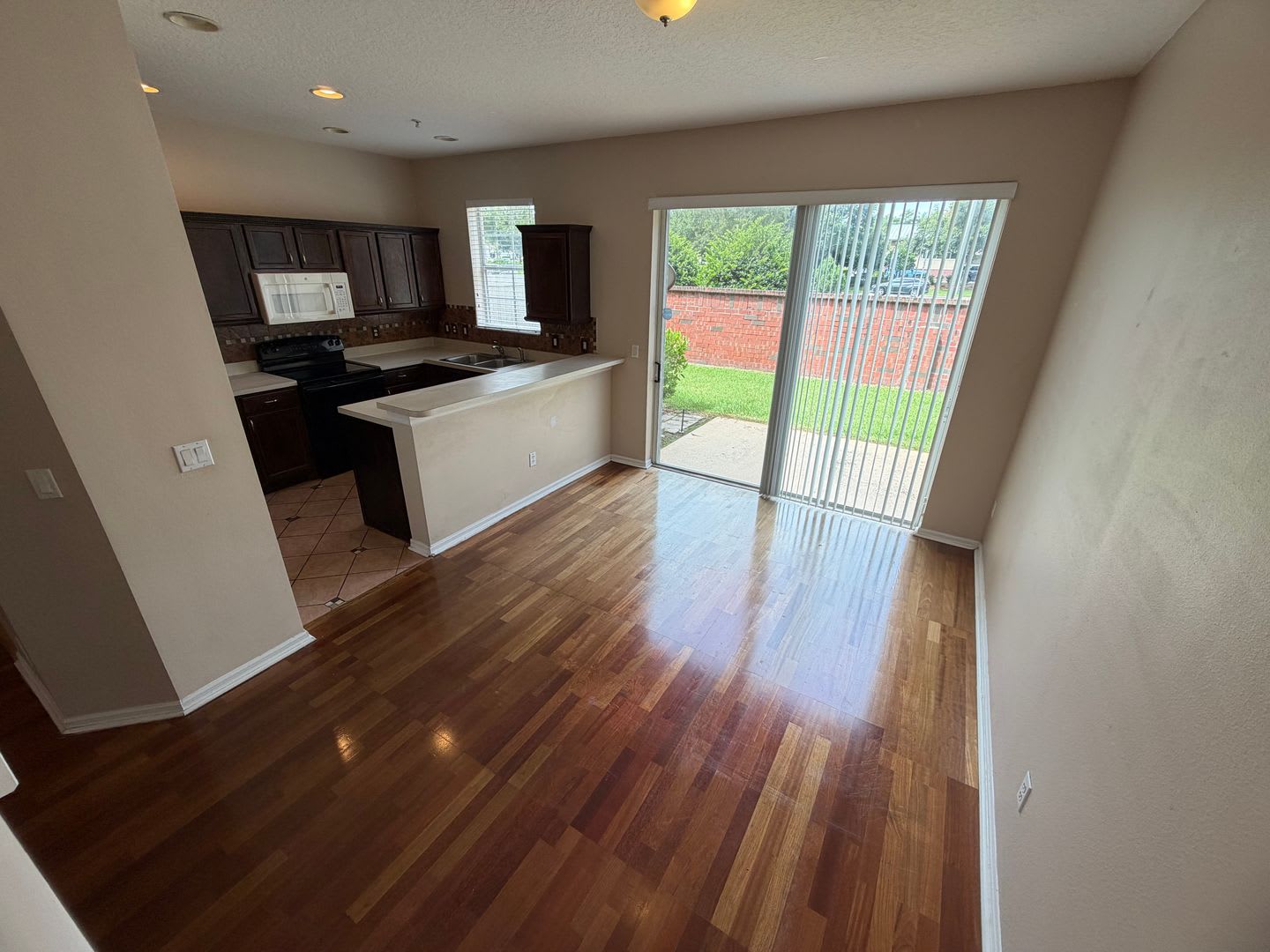 Beautiful 3BR/2.5BA Townhome in Gated Nona Preserve – photo 3