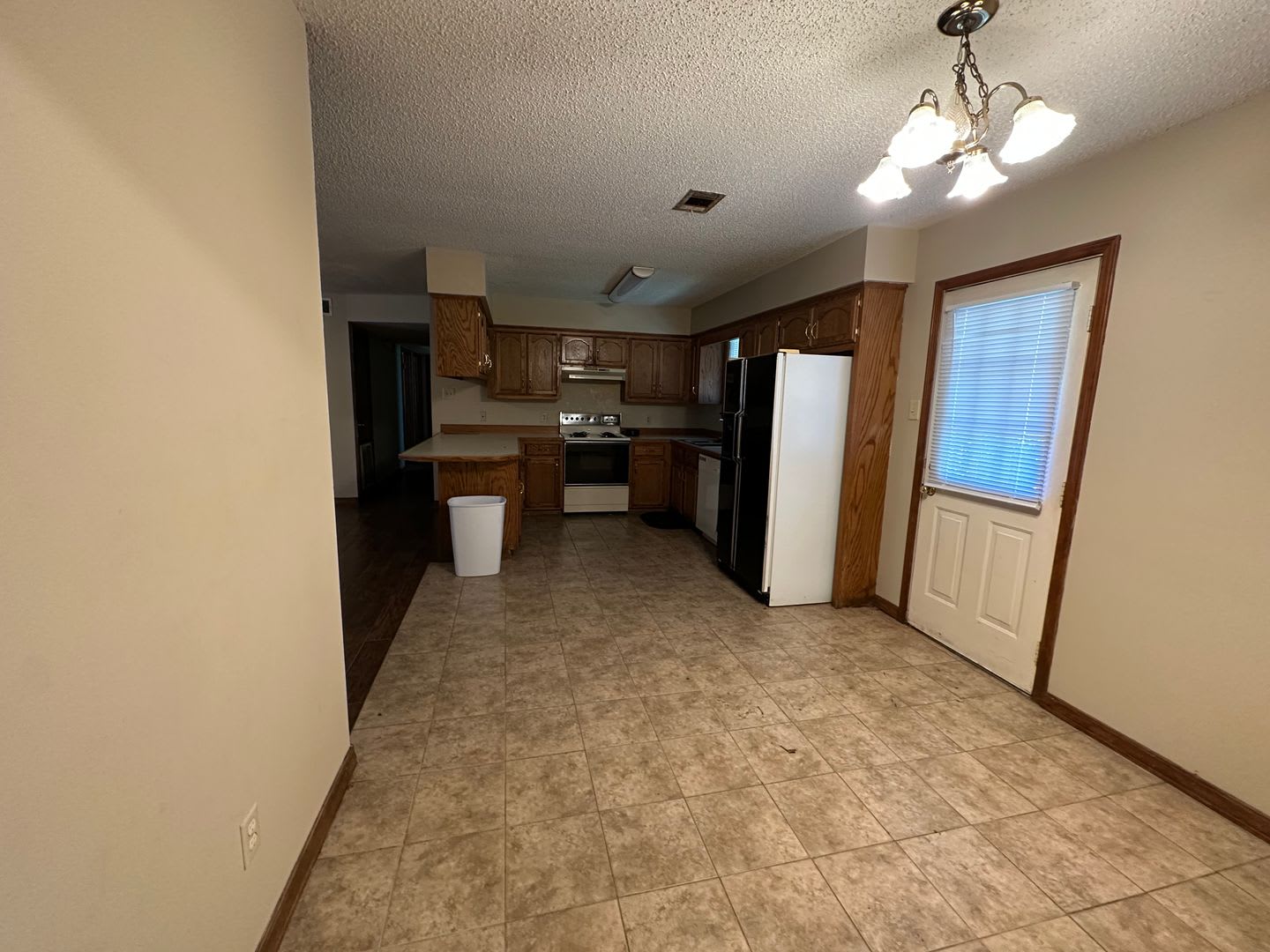 Come take a look at this 3-bedroom 1.5-bathroom home! – photo 3