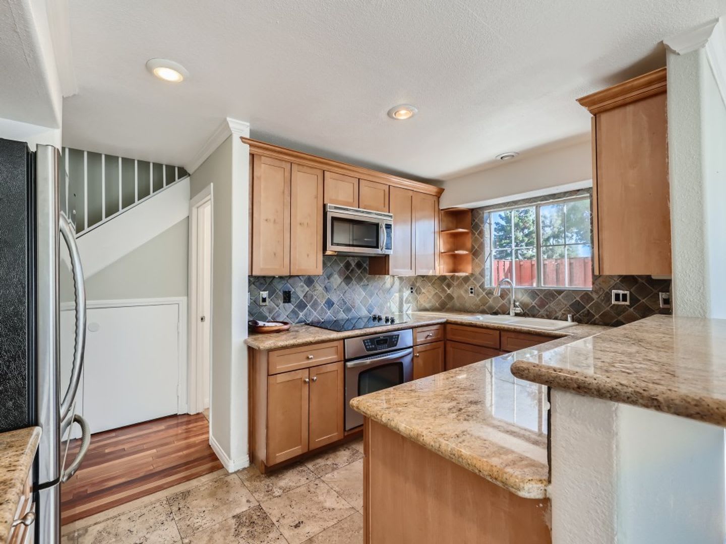 Beautifully partially furnished townhome in Las Vegas Country Club – photo 5