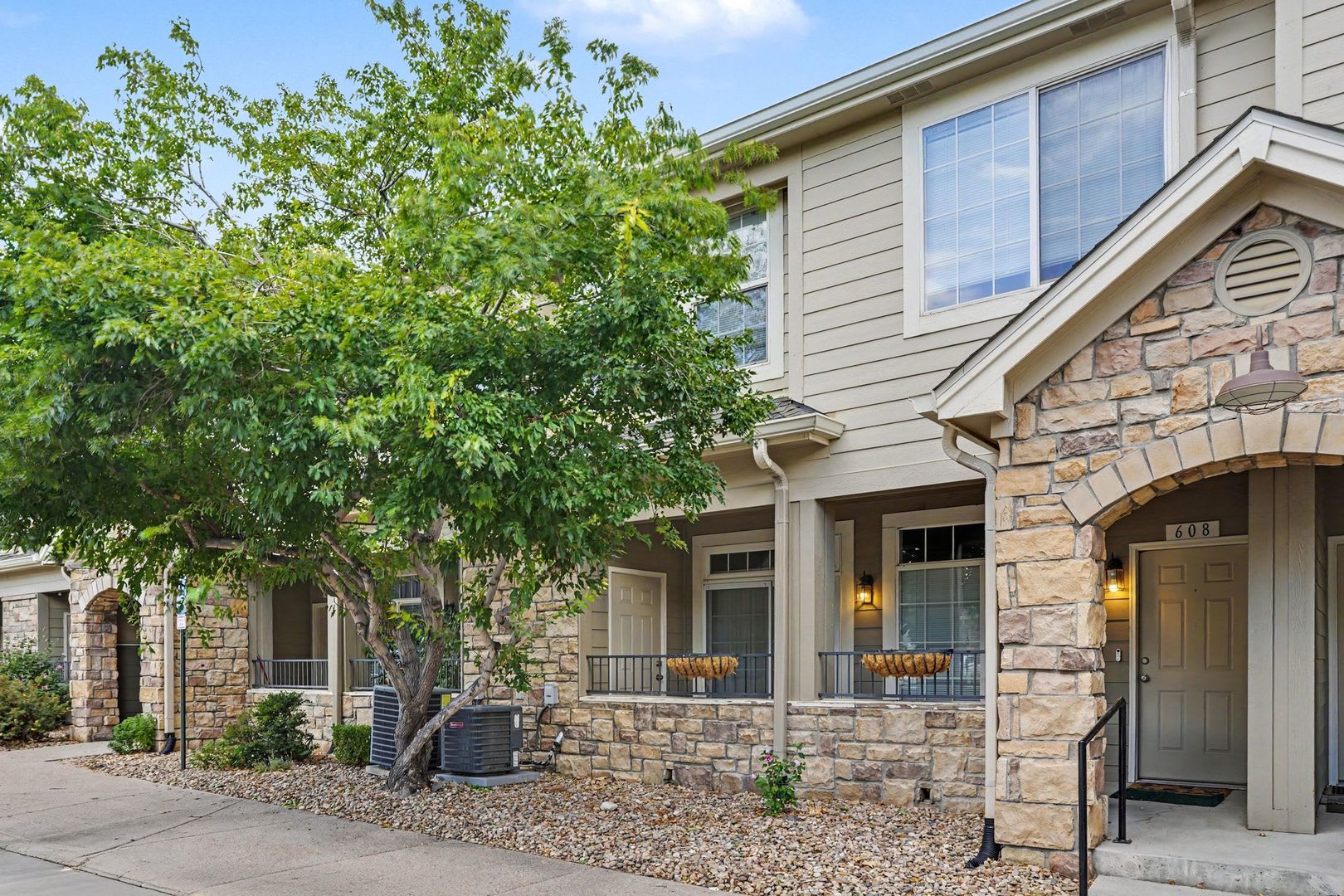 Spacious 2Br 2Ba Aurora Condo Garage Community Pool In Unit Laundry – photo 3