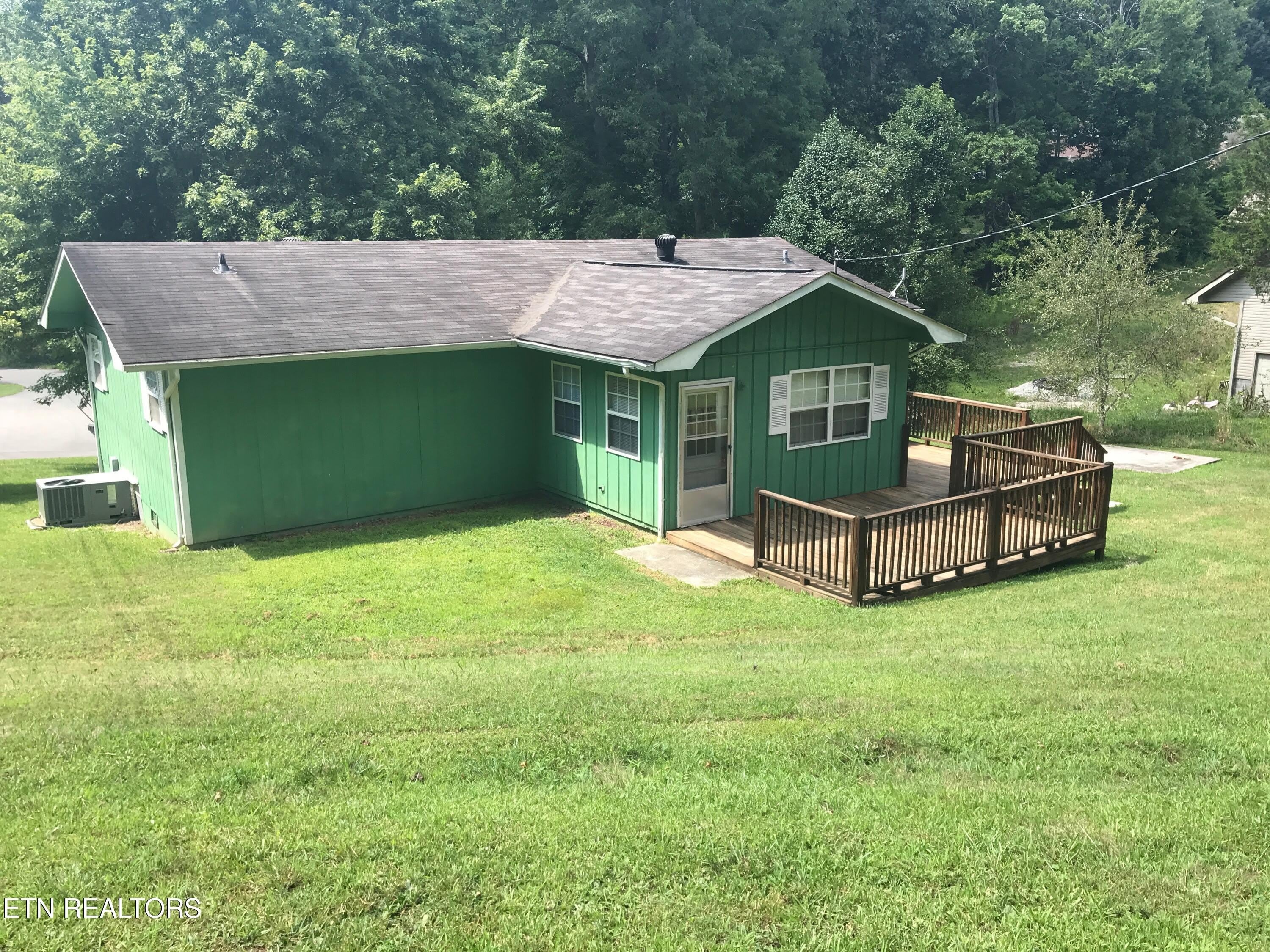 305 Reagan St – photo 4
