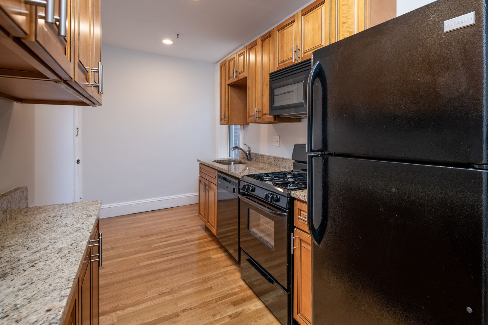 Nicely renovated 1 bed in Brighton. – photo 2