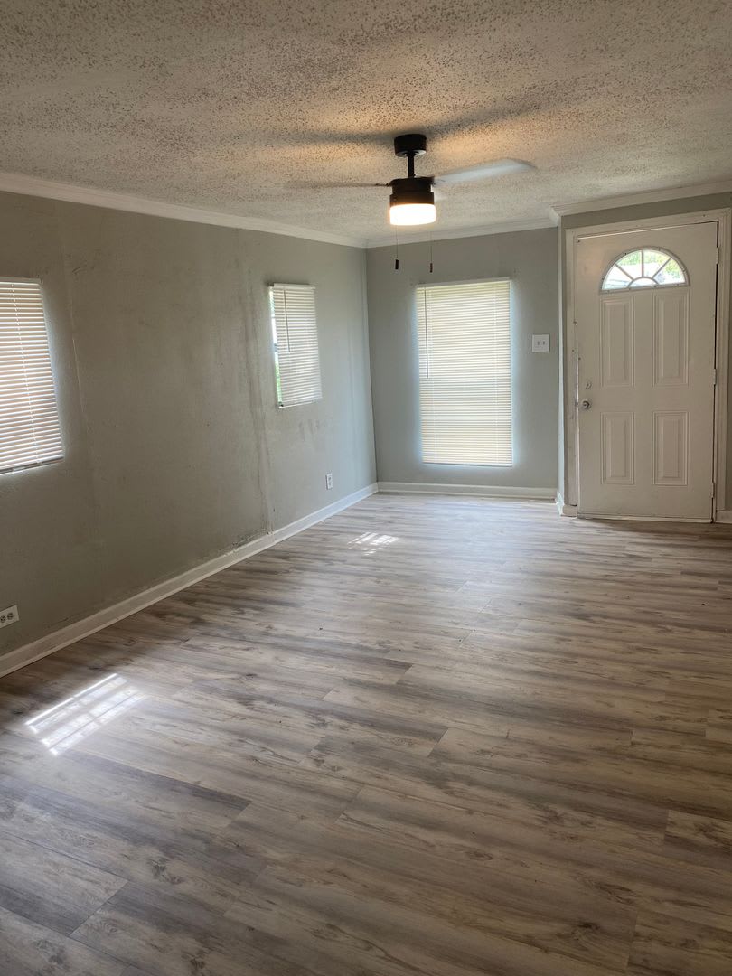 2 Bedroom 1 bath Large backyard as is immediate move in – photo 2
