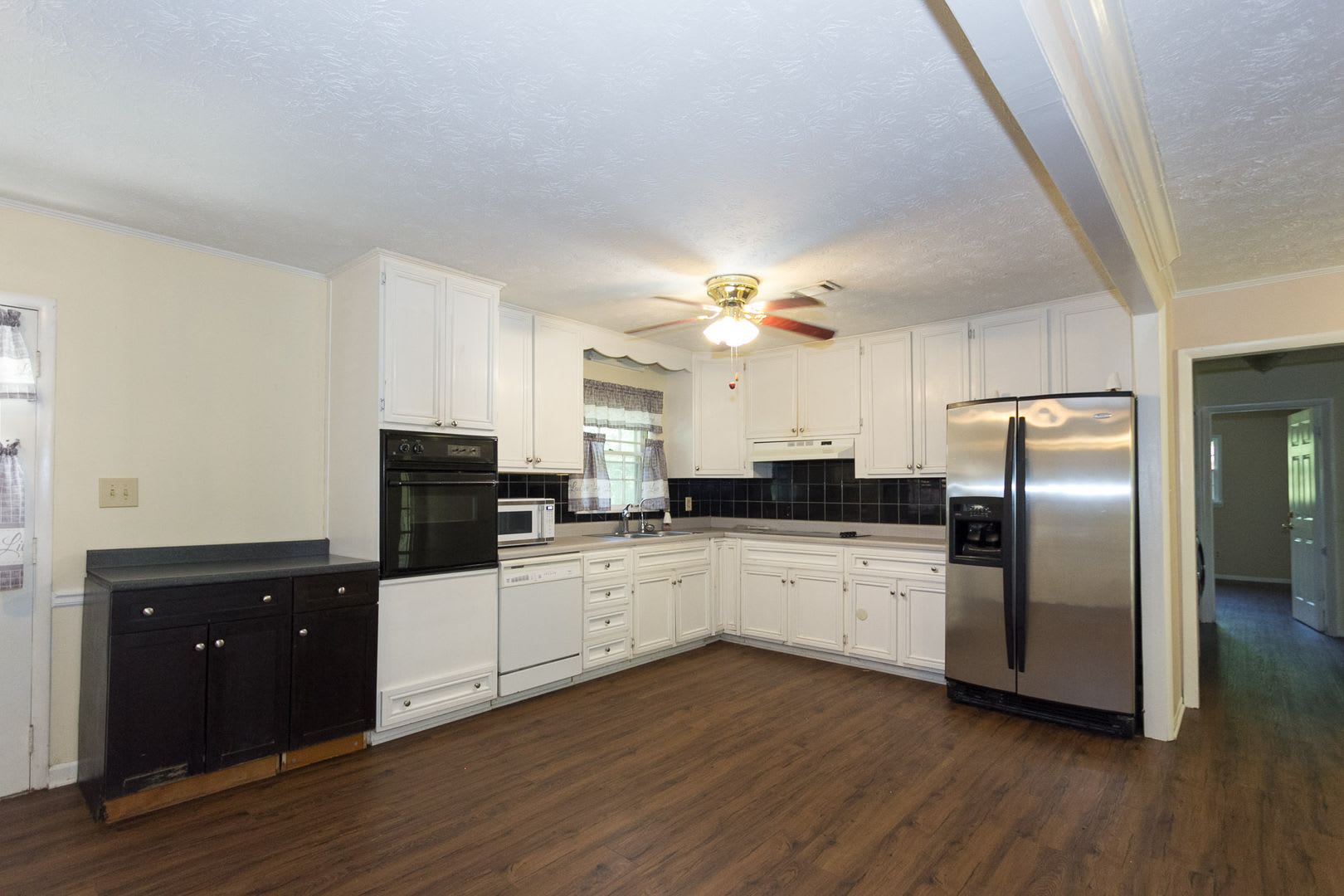Coming Soon 3 Bedroom 2 Bathroom Open Floorplan – photo 4