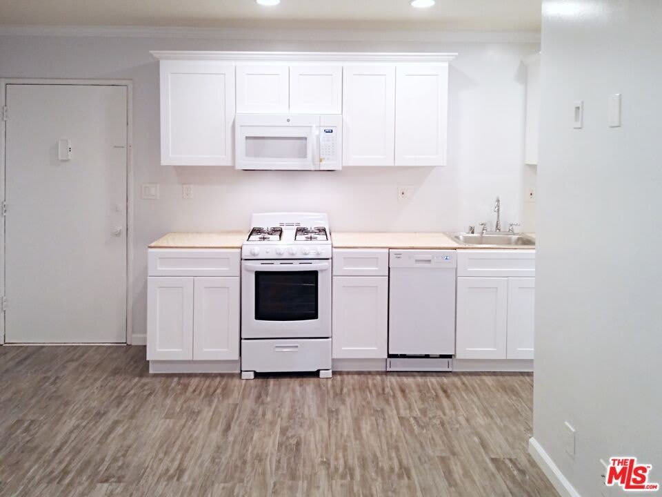 853 N HUDSON Ave – photo 5
