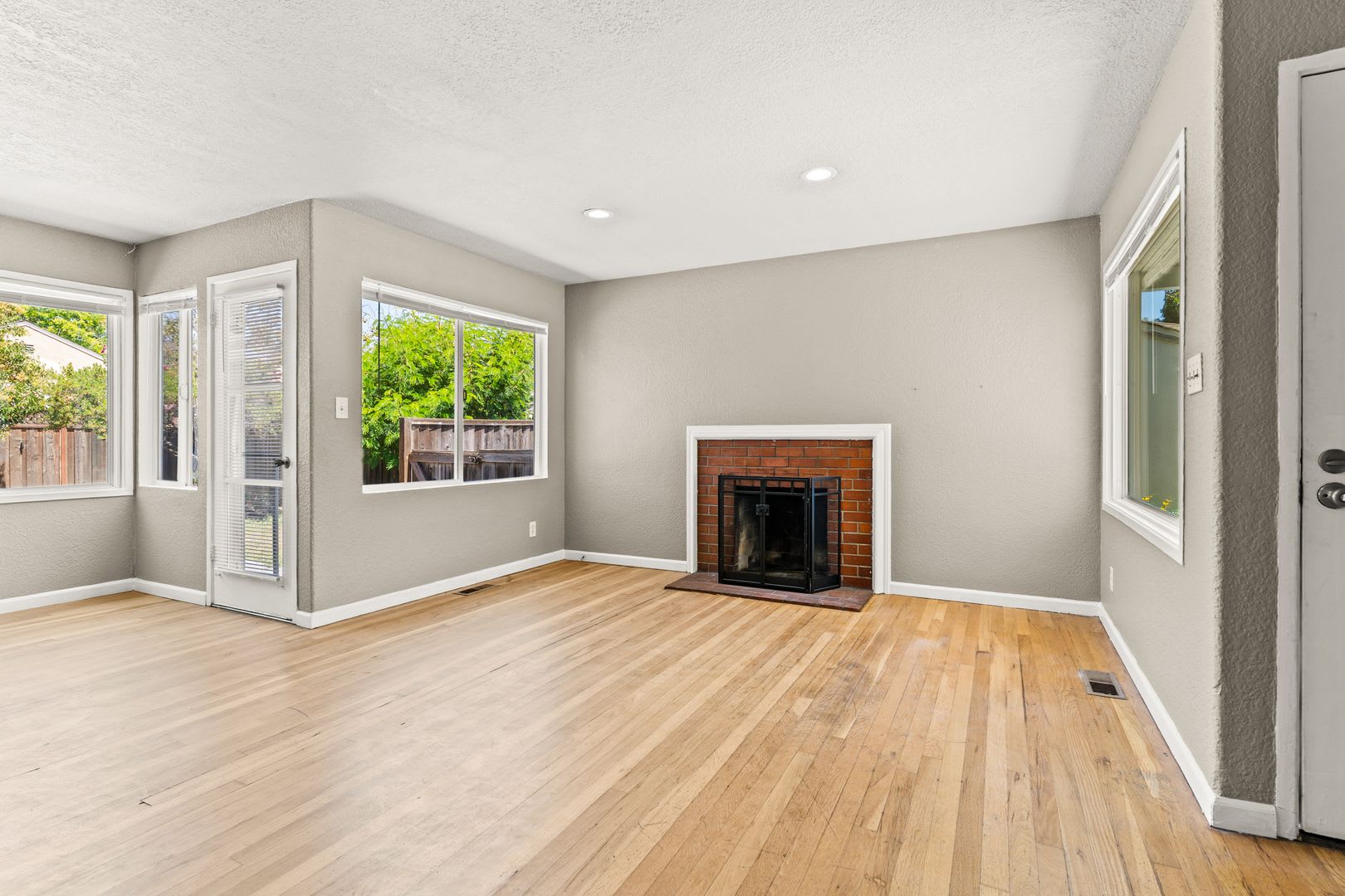 San Lorenzo Home W Hardwood Central Heating Modern Updates – photo 5