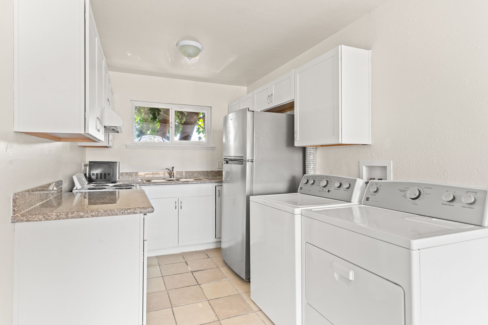 Spacious 4-Bed Oakland Unit w/ In-Unit Laundry & Gated Parking – photo 4