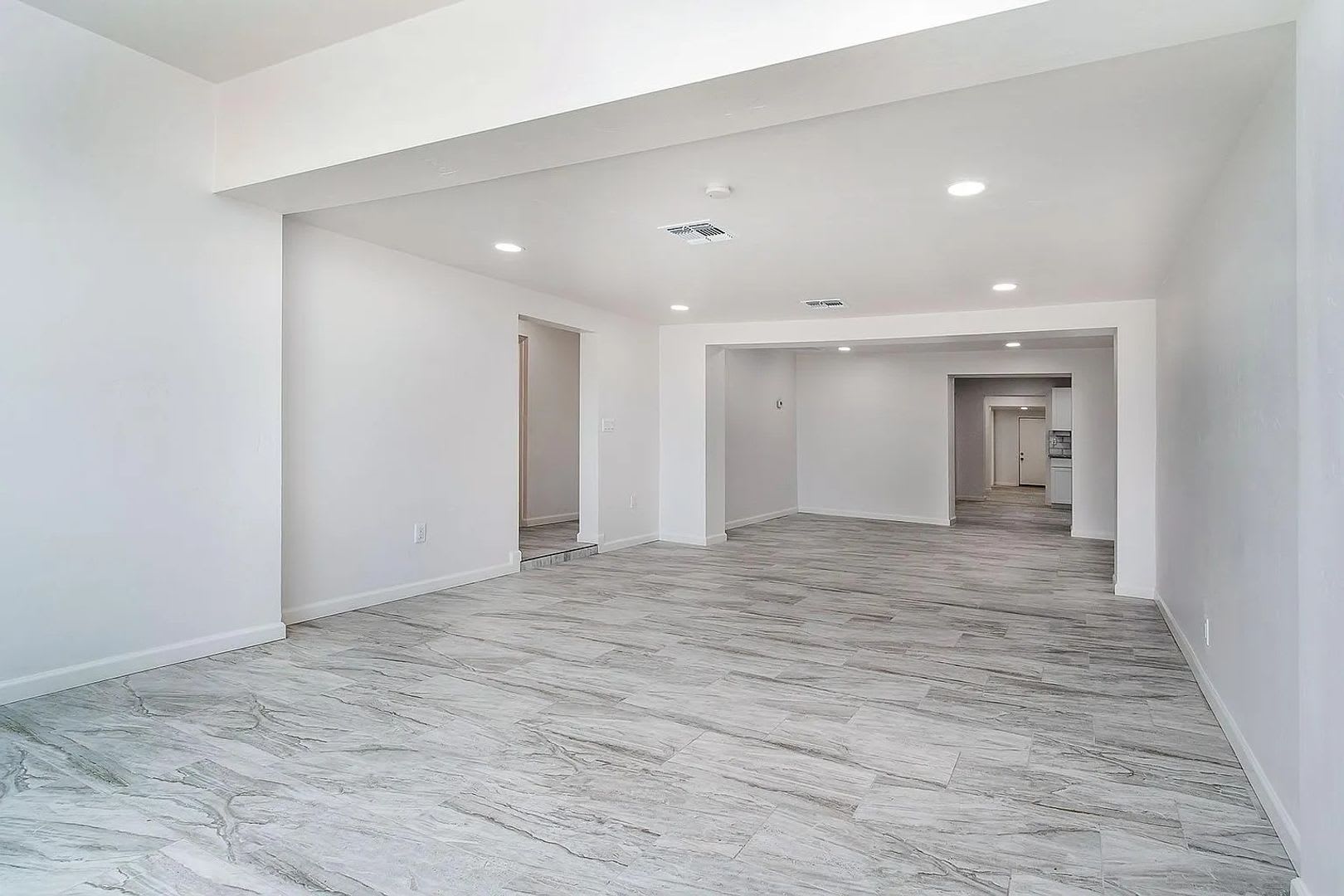 1017 E. West Circle Dr. – photo 1