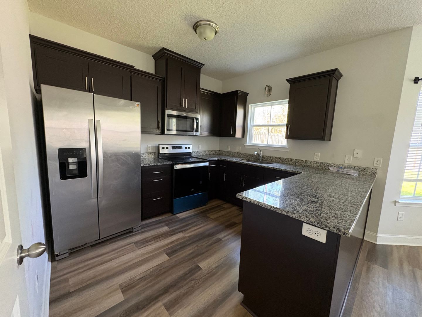 RATE DROP ALERT (was $2150/month) and SUMMER MOVE-IN SPECIAL: $500 OFF 1ST MONTH'S RENT!** – photo 5