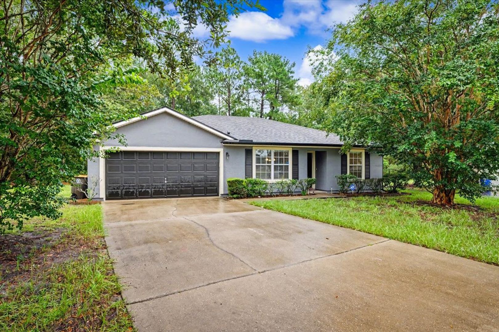 Spacious 3 Bedroom Home With 2 Car Garage Lawn Care Included – photo 1