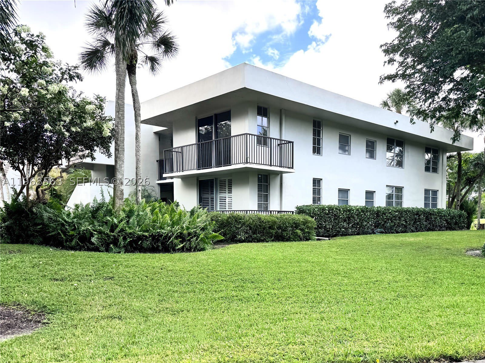 901 W Cypress Ln – photo 1