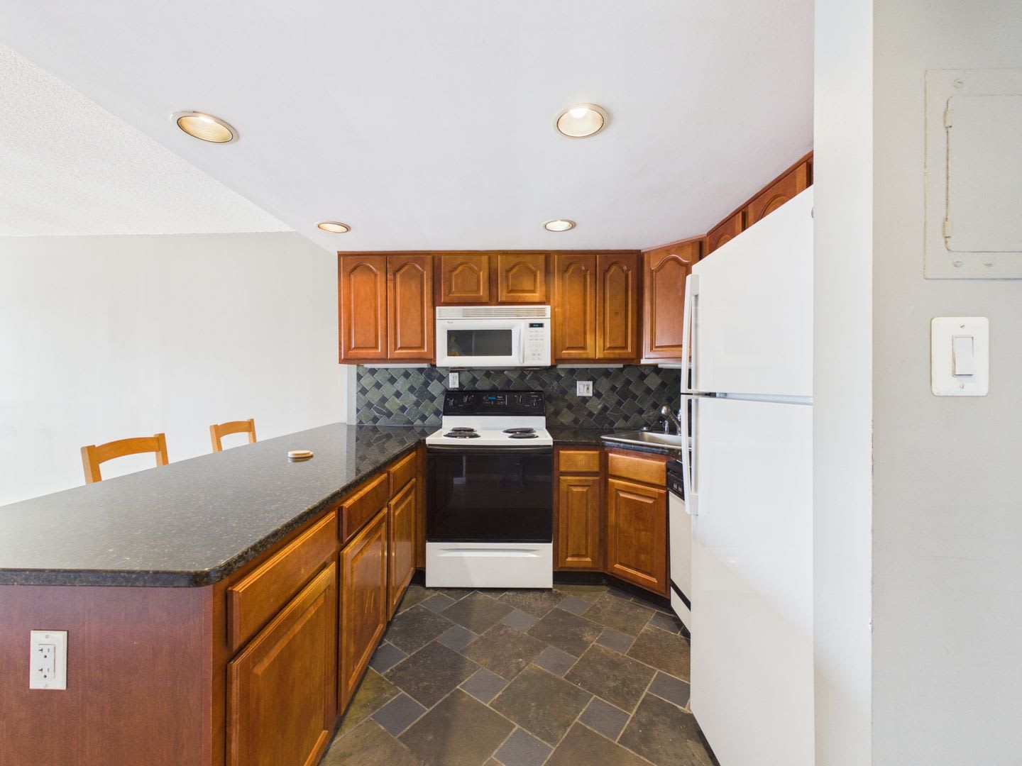 Bright Junior One Bedroom In Cityview North Tower W Parking – photo 3