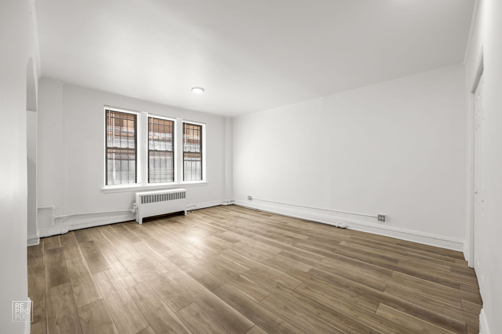 6751 S Jeffery Apartments – photo 4