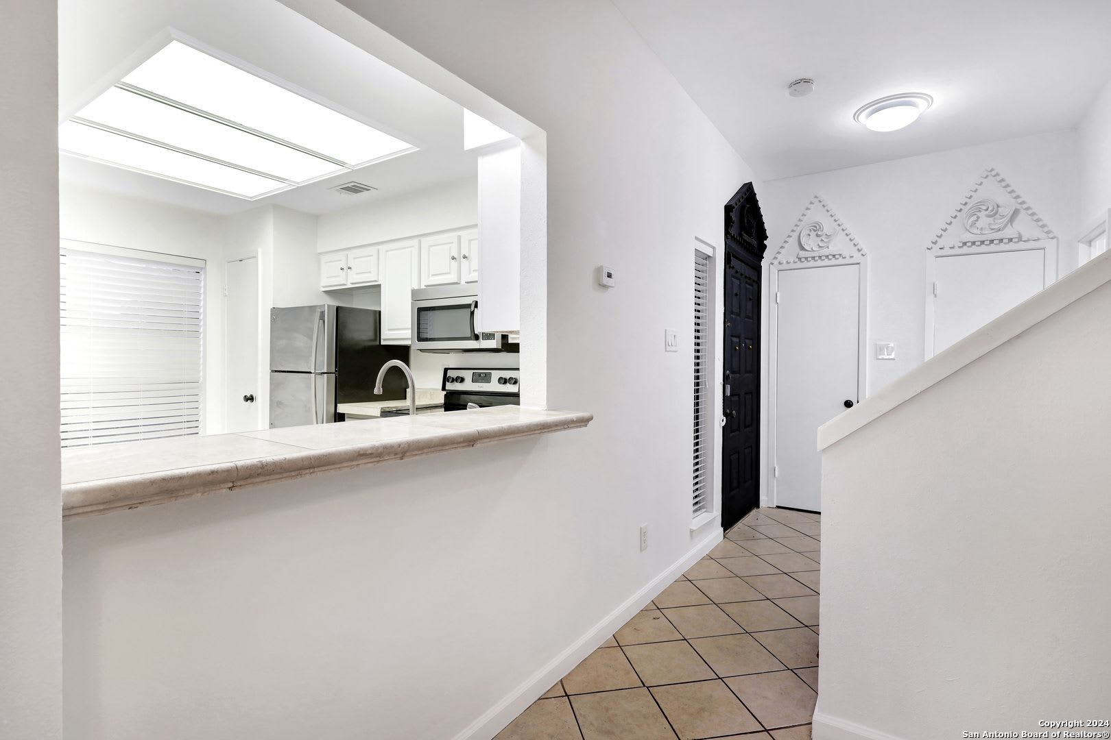 Modern Two-Story Condo with 2 Bedrooms, 2.5 Bathrooms, and Community Pool – photo 4