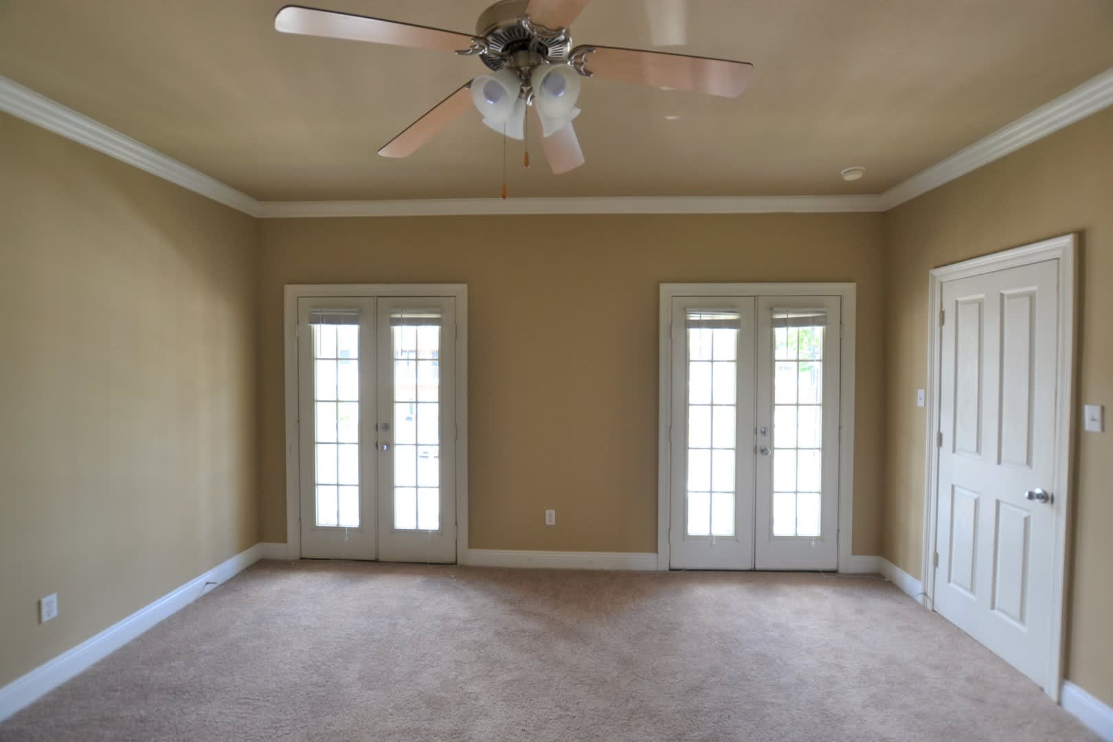 Charming New Orleans Style Townhouse in Gated Community on LSU bus route – photo 2