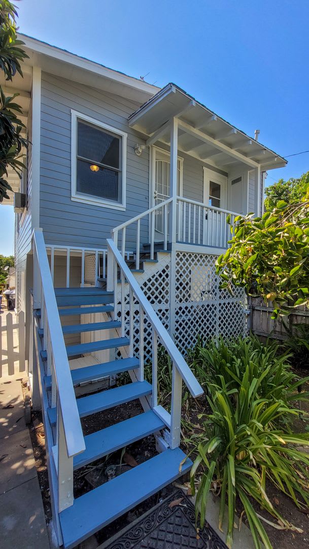 1 Bed 1 Bath Upstairs Back House Available Now! – photo 2