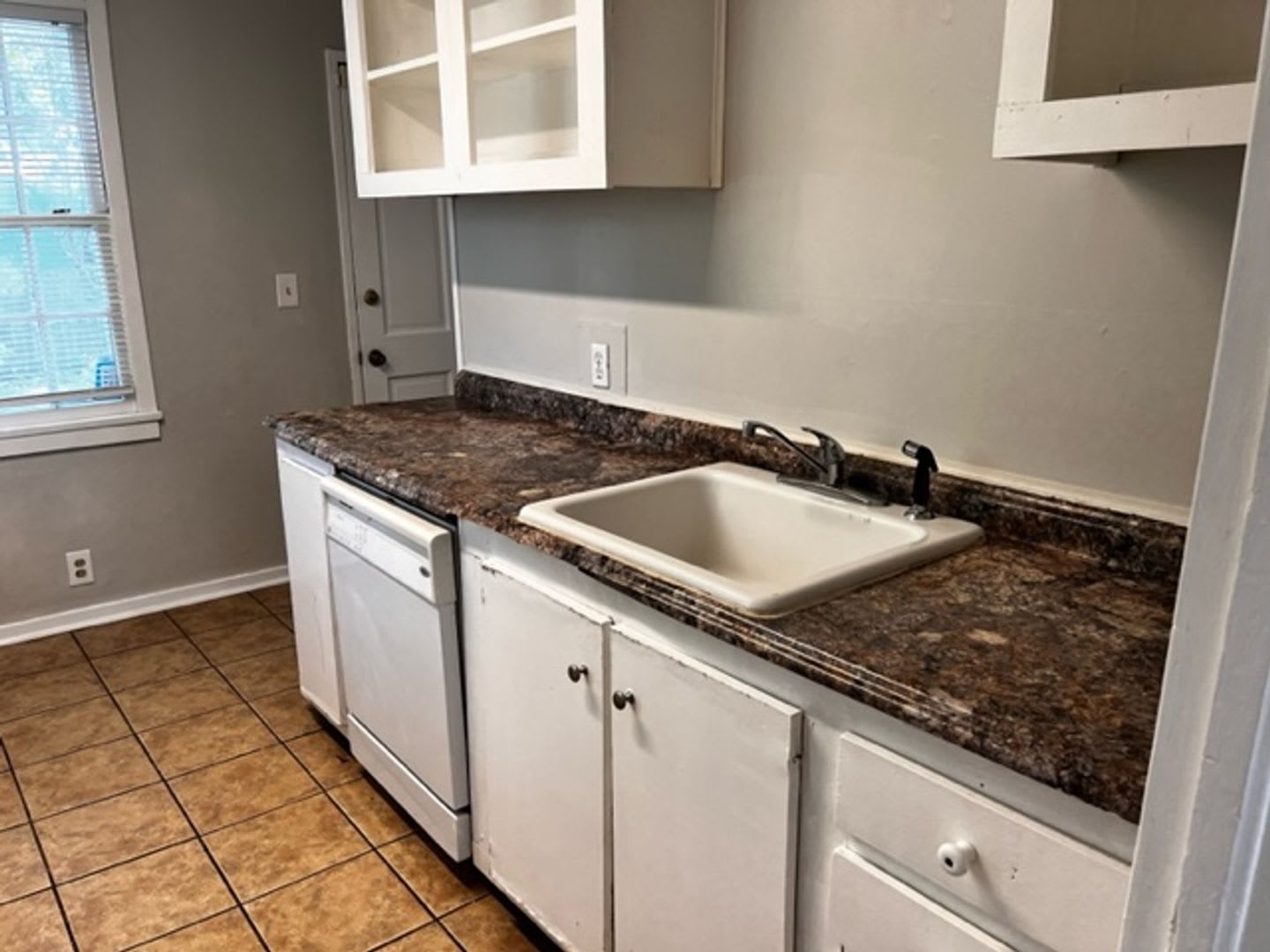 Charming 3BR/1BA Home Near VSU w/ Upgraded Kitchen & Hardwood Floors! – photo 4