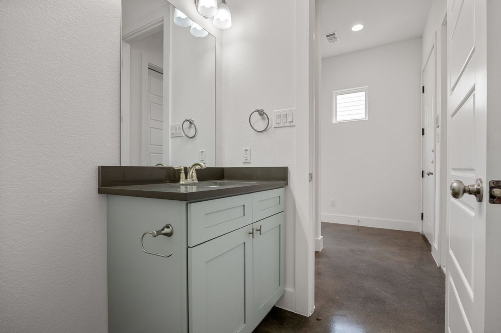 Spacious and Modern Townhome! – photo 3