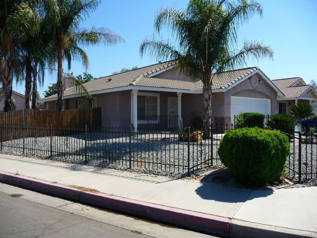 Beautiful Single Story On Large Corner Lot – photo 1