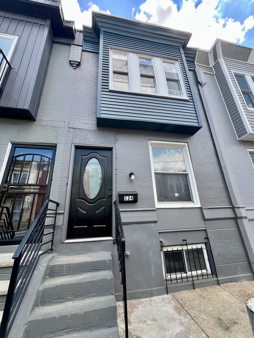 Newly Renovated 3-Bedroom Townhome in Fairhill! Available NOW! – photo 2