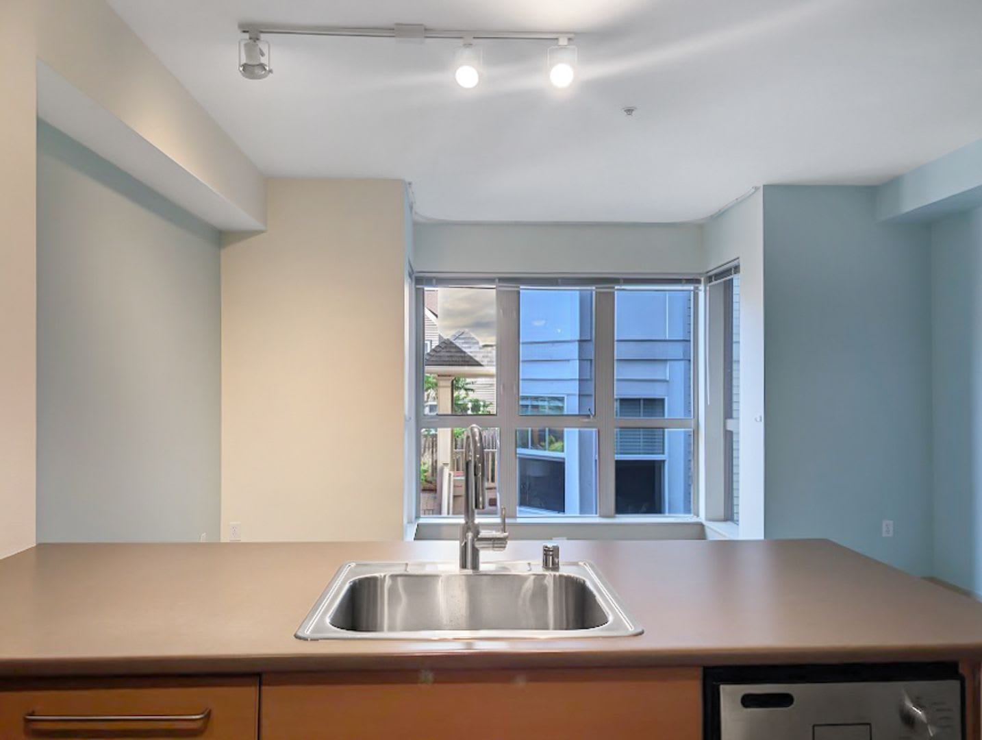 Spacious Condo in Prime Location of Capitol Hill – photo 2