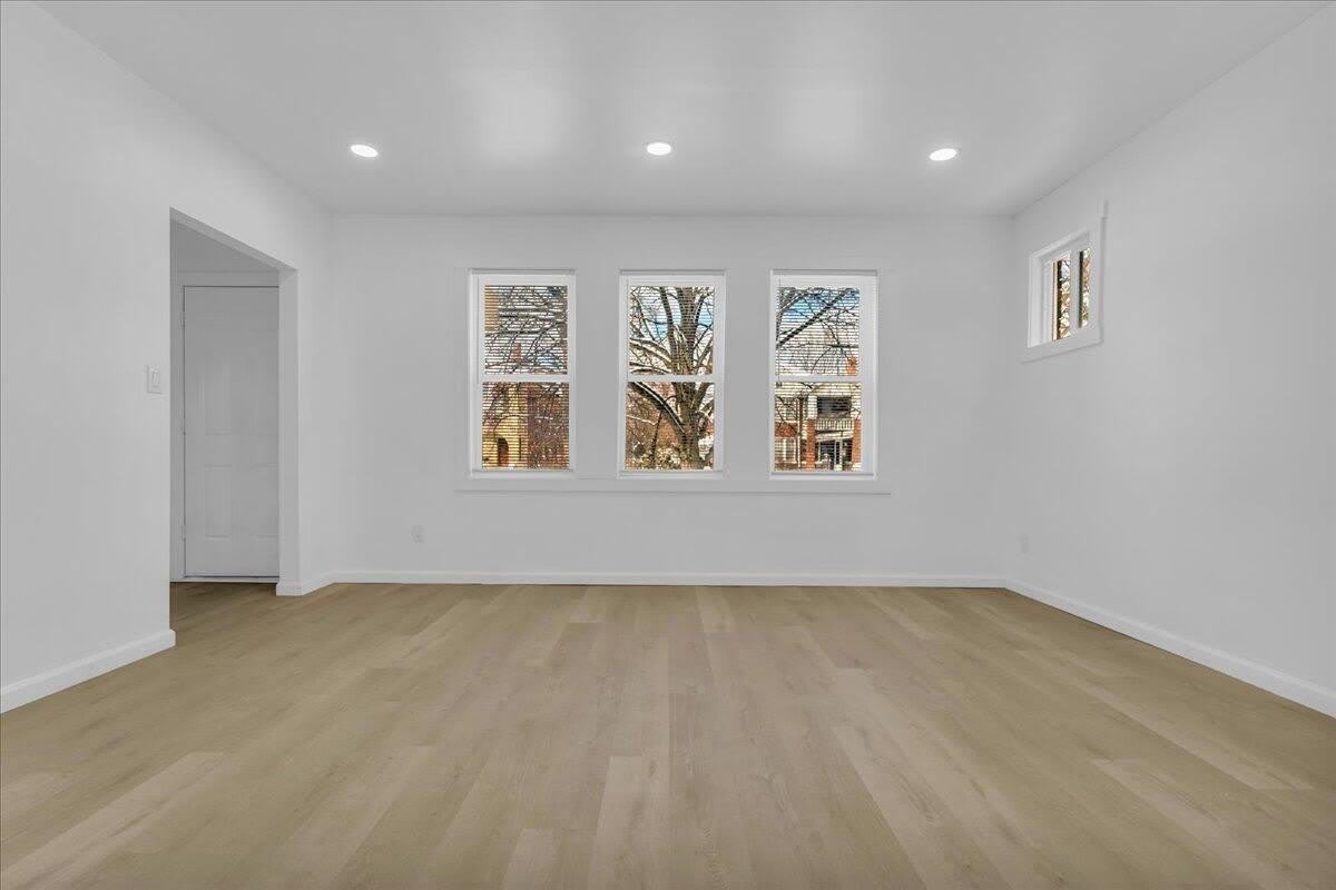 2725 Leslie Street – photo 3