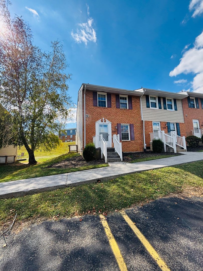 2 Bedroom, 1.5 Bath Townhouse – photo 1