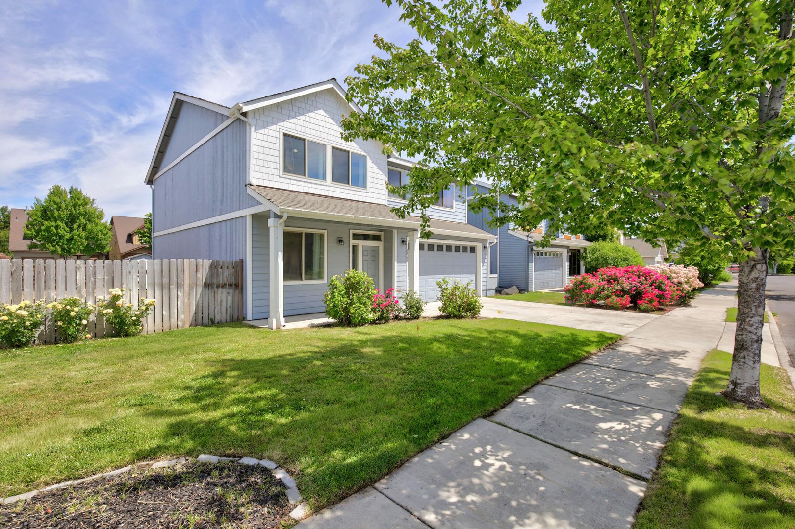 Large 2 Story Home 4 Bedrooms 2 5 Baths Living Room Large Loft Family Rm Fenced Yard 2 Car Garage – photo 4