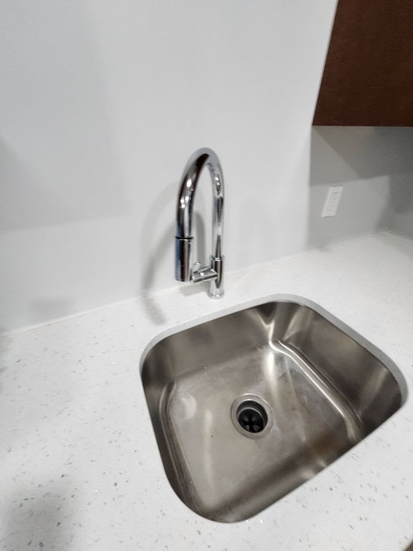 Beautifully Renovated PHA Voucher Accepted Property – photo 5