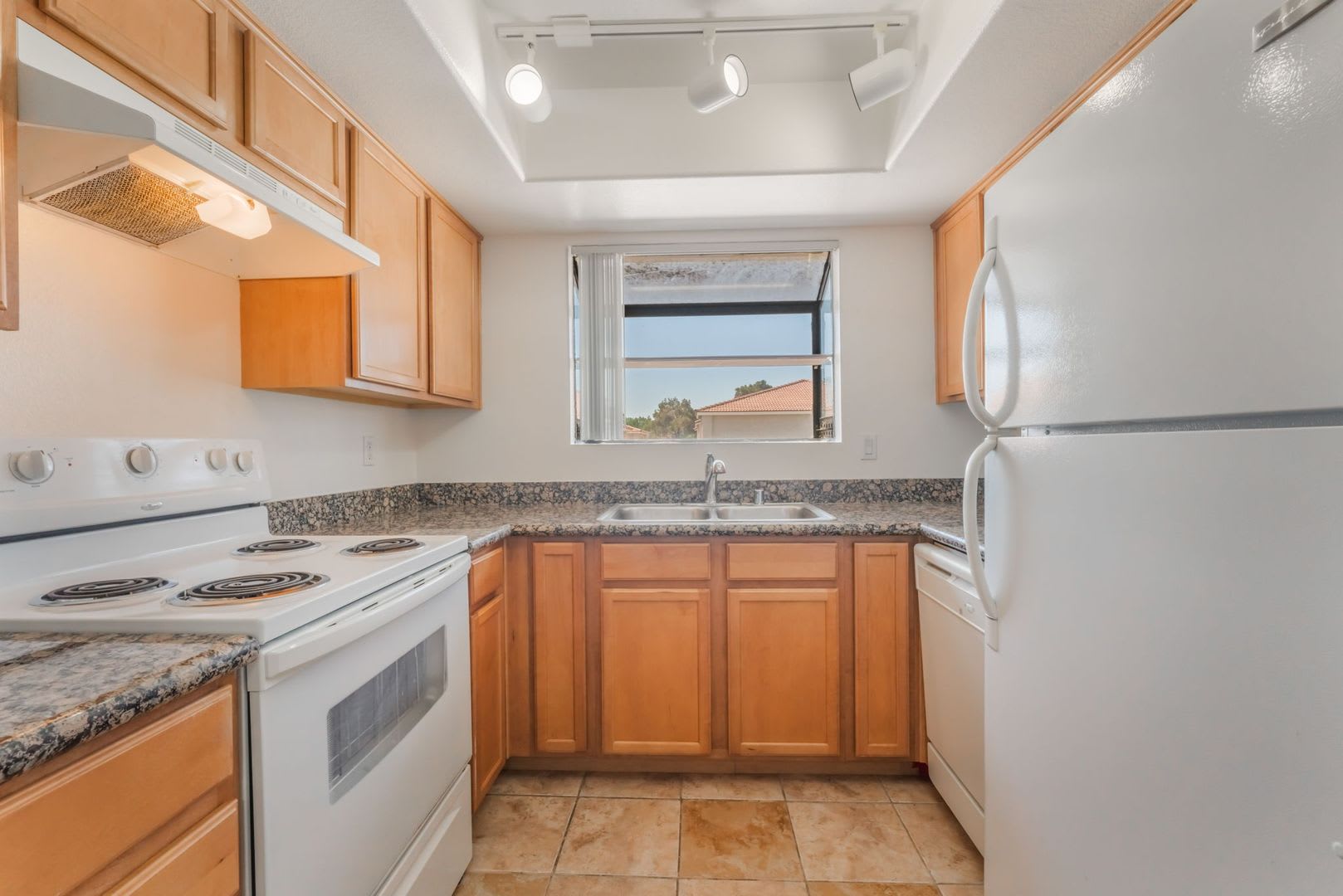 Charming Condo With New Carpet Paint Located Just Minutes Away From Summerlin – photo 4