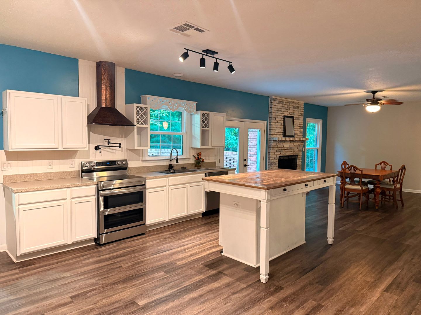 Southern Charm & Spacious Living Near Base! – photo 4