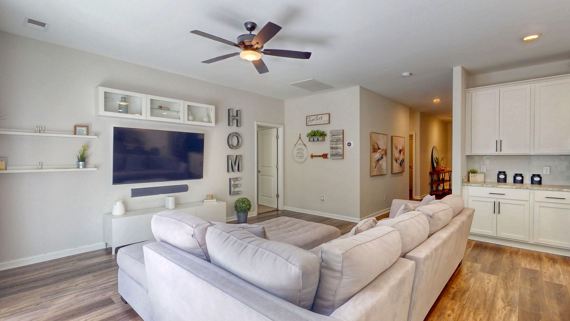 Spacious 4 bed, 2 bath Home with Neighborhood Amenities! – photo 4