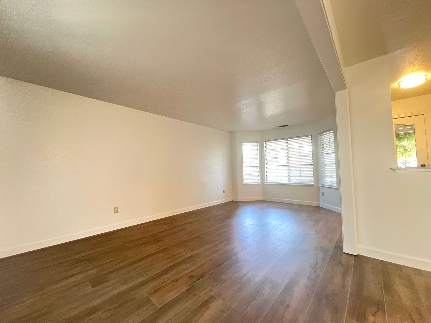 Large 5 bedroom with huge bonus room plus formal living dining and family room – photo 5