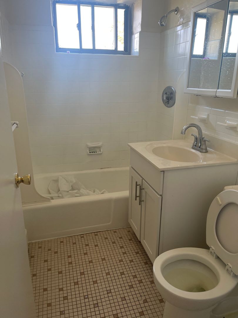 No Fee Massive 2 bed with New floors, kitchen and paint, AC VERY SUNNY!! PARKING INCLUDED – photo 5