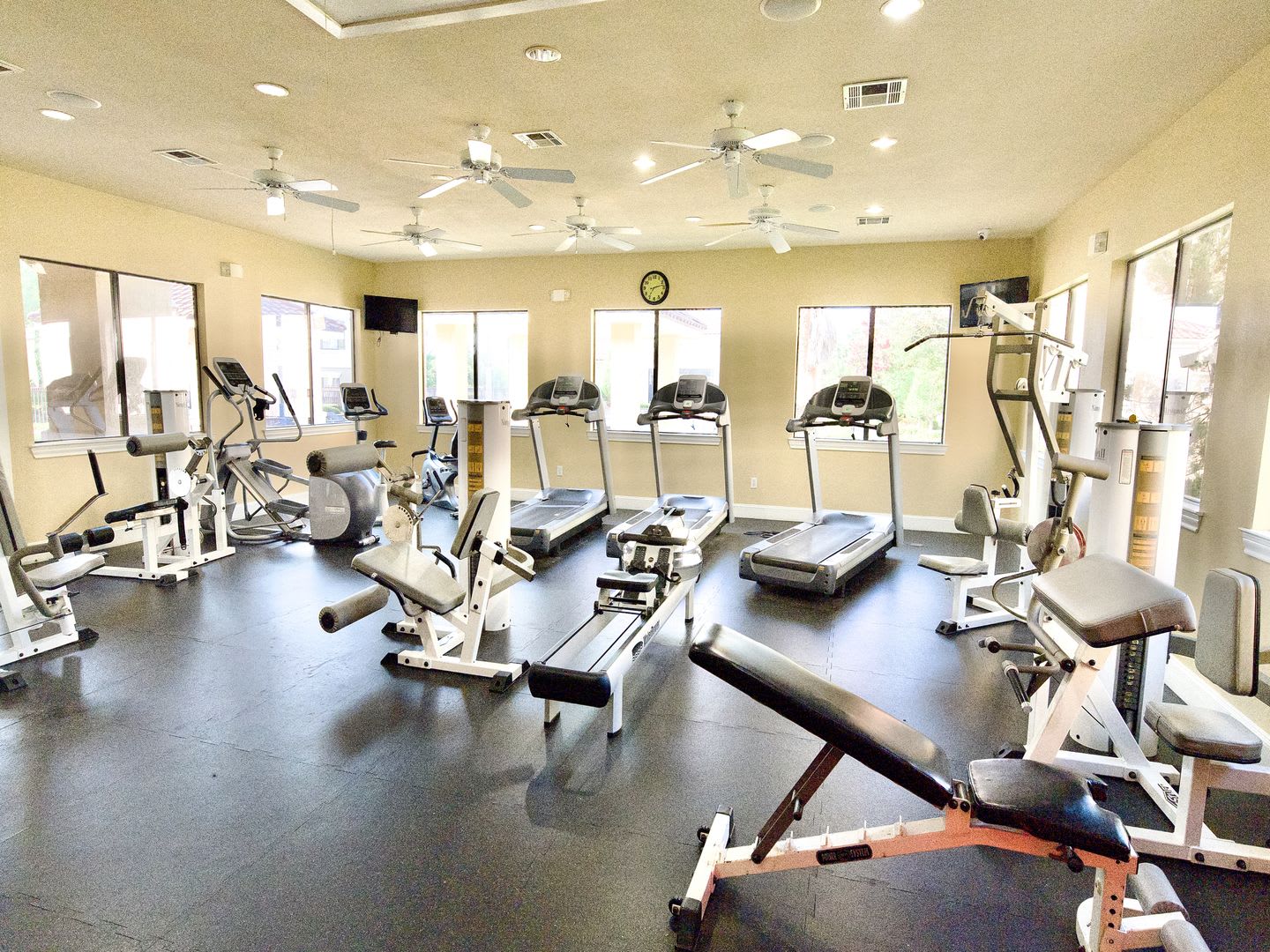 Luxury One Bedroom Condo Near Towne Center – photo 5