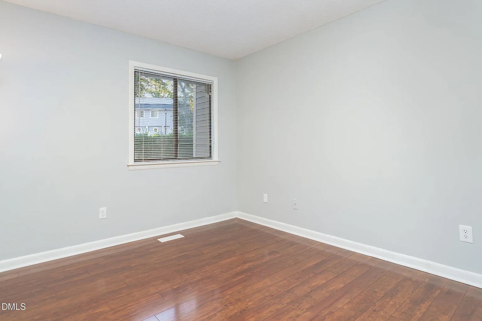 Room in 3 Bedroom Home at Sandy Creek Dr – photo 5