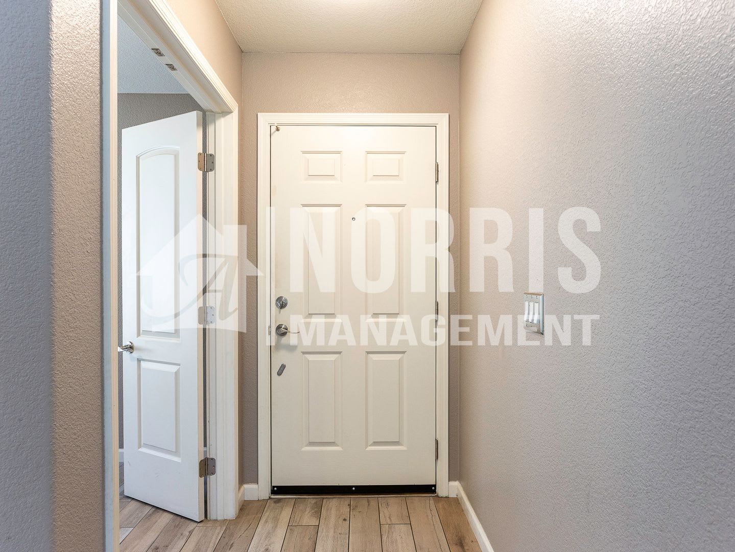 Beautiful Remodeled Home with 3 Rooms – photo 5