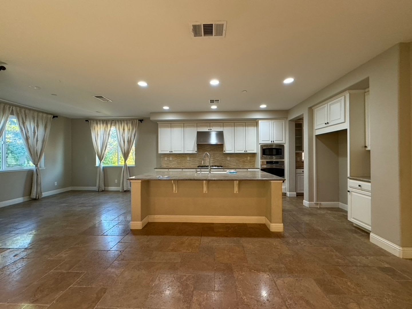 Beautiful home with 4 bedrooms and 3.5 baths located in Elk Grove. – photo 5