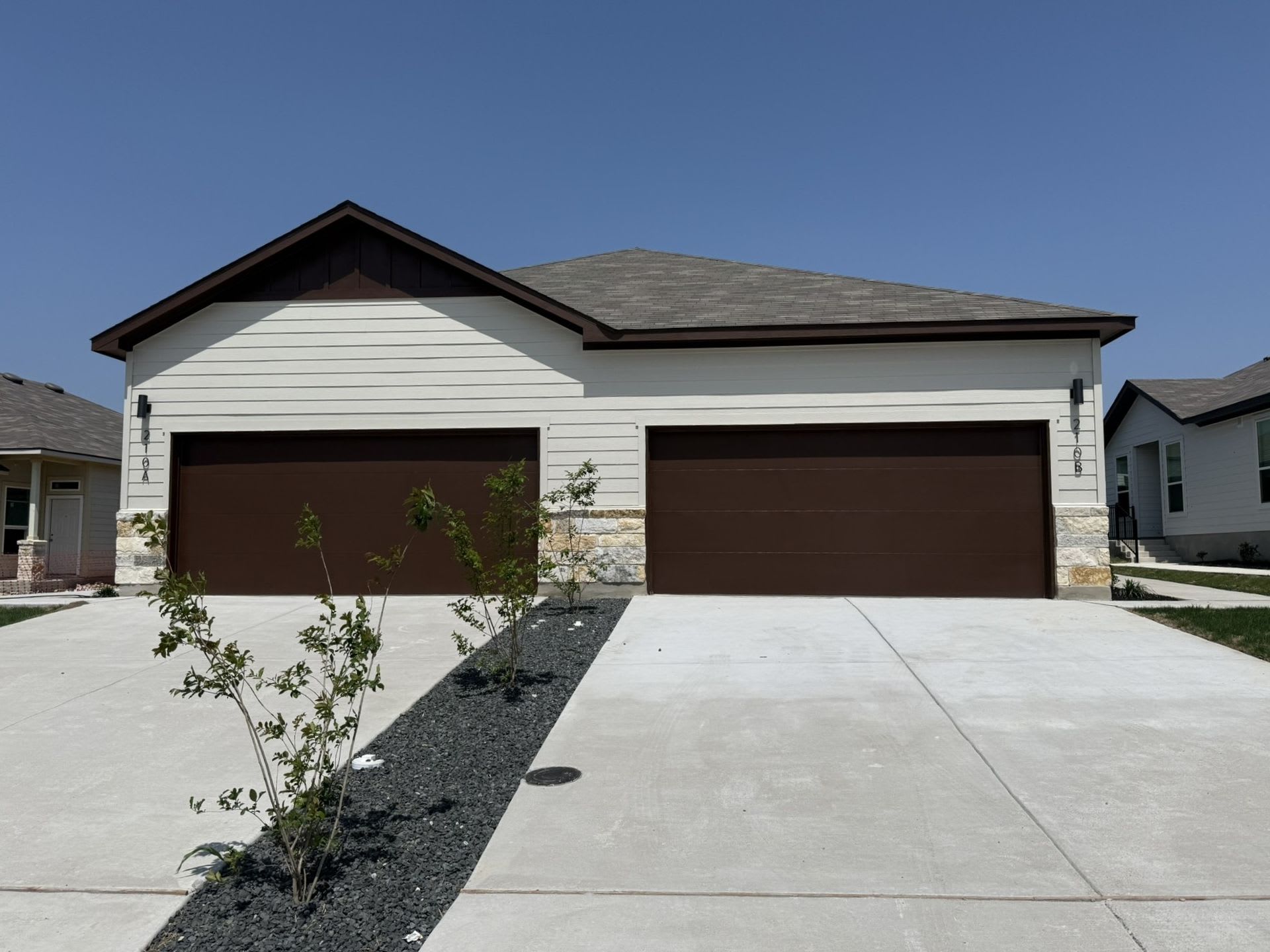 Luxury Duplex Available Today – photo 1