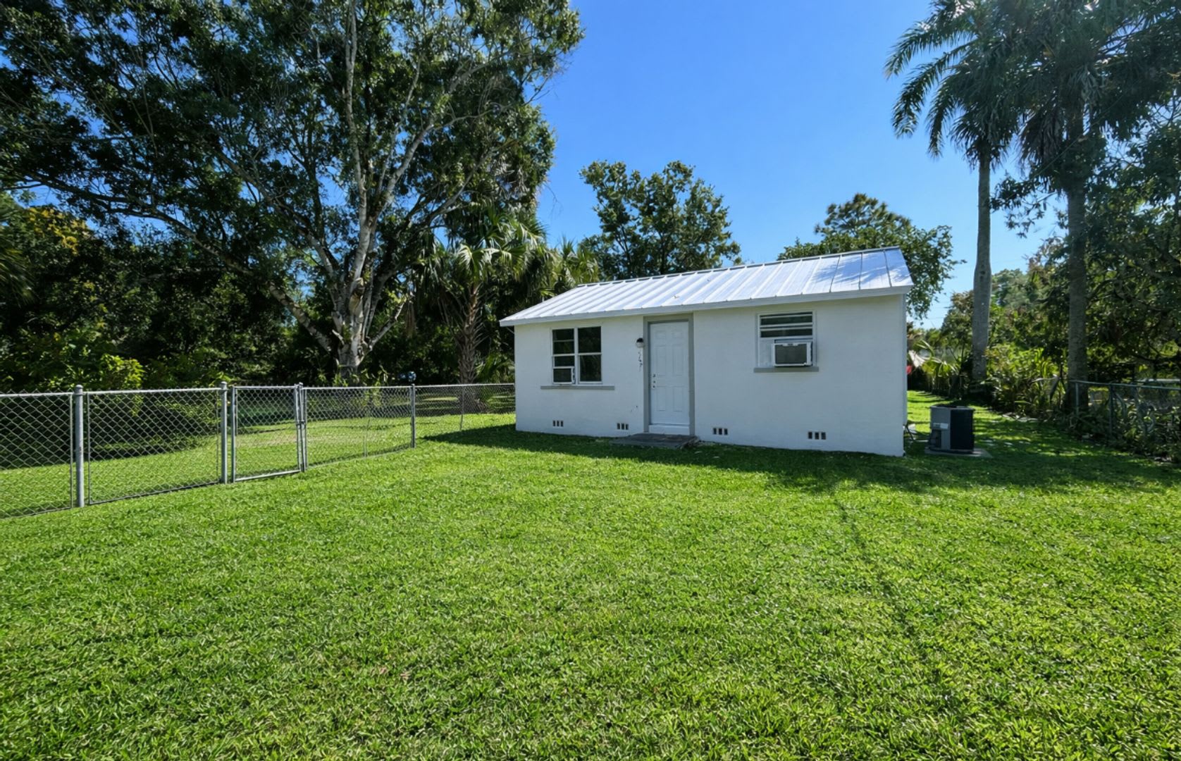 Beautifully Updated Annual Rental Move In Ready Great Location – photo 2