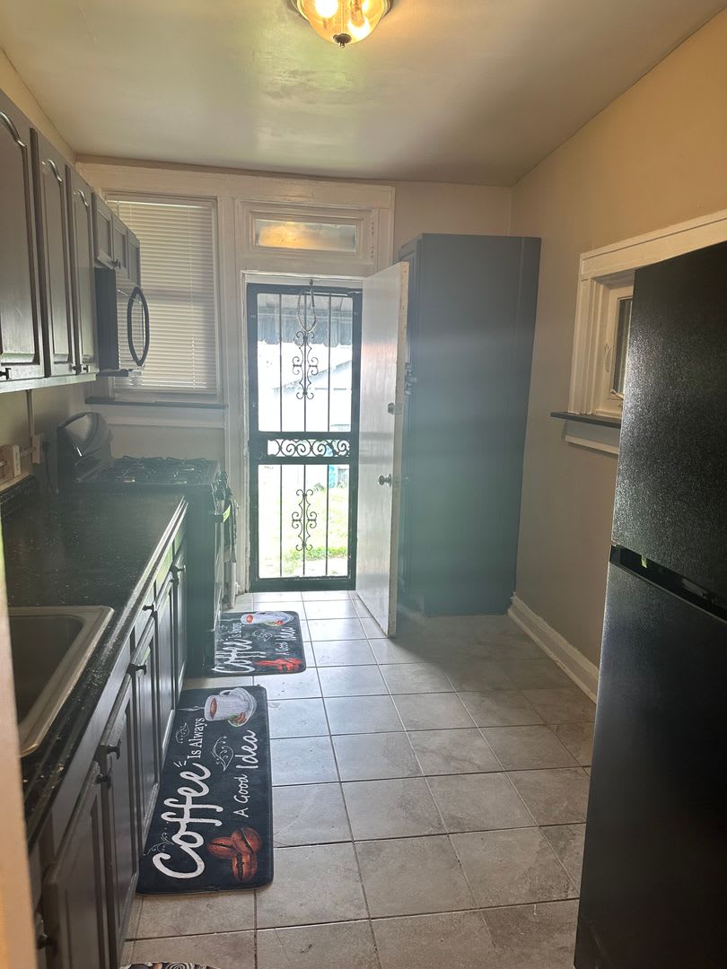 Spacious Rooms! Finished Basement! W/D! Available Now! – photo 5