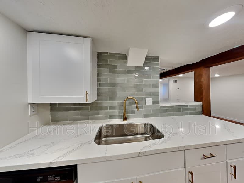 563 S Denver St – photo 3