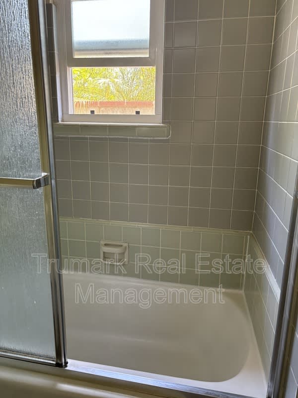 1037 E Glenoaks Blvd – photo 4