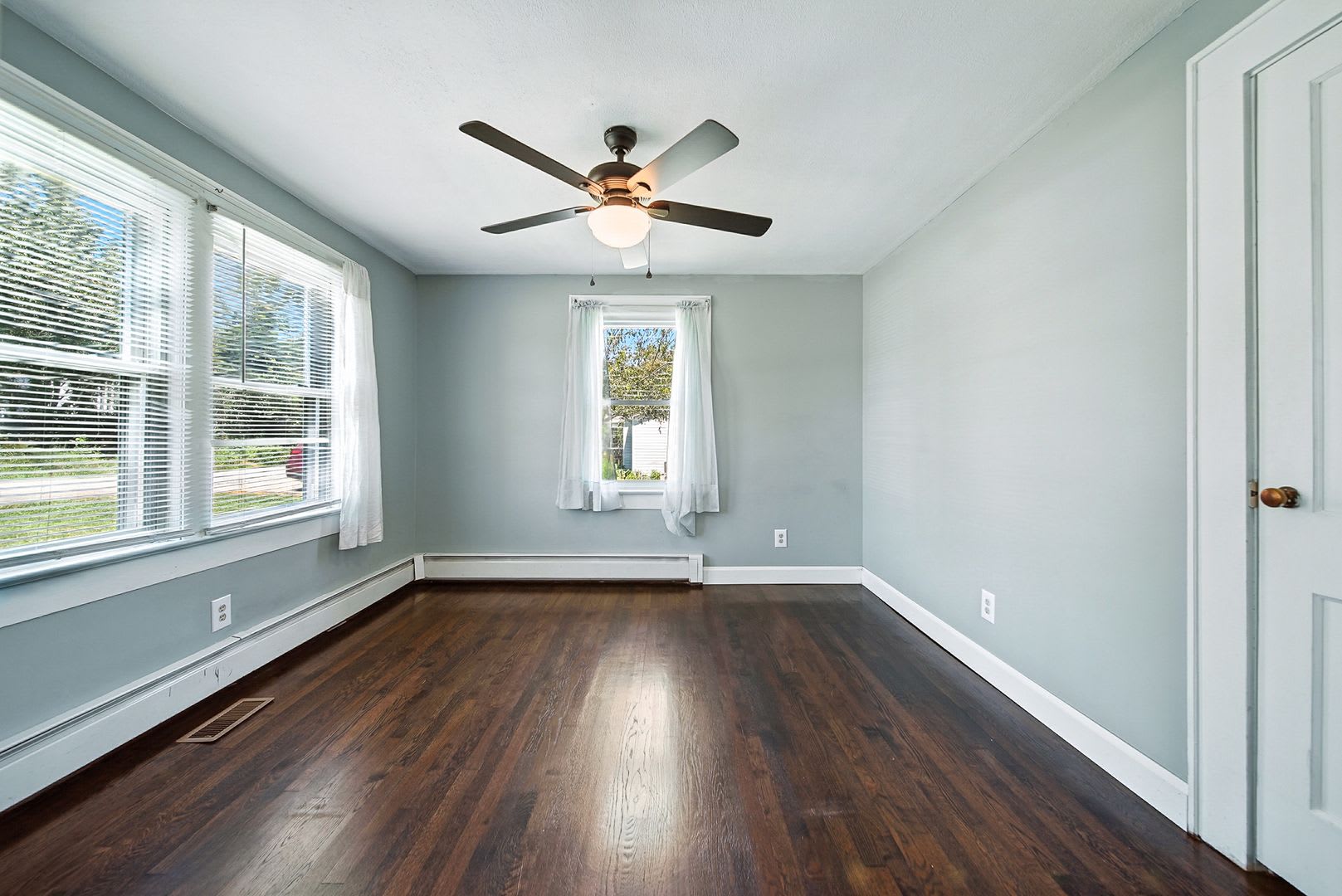 Charming 3 bed /2 bath Bungalow on Spacious Corner Lot – photo 4