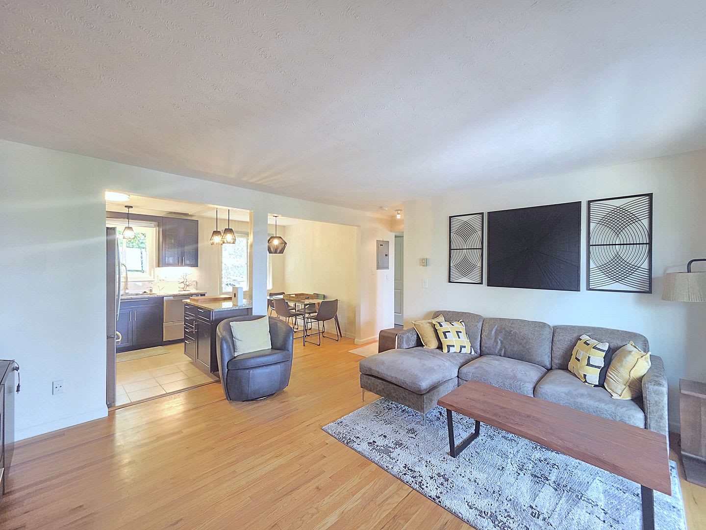 1 800 2 Bed 1 Bath Fully Furnished Condo In Secure Building In Rockwood Manito Neighborhood – photo 2