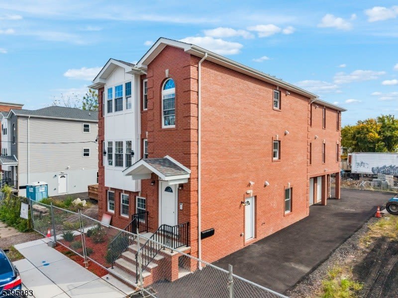 24 Garibaldi Ave – photo 2