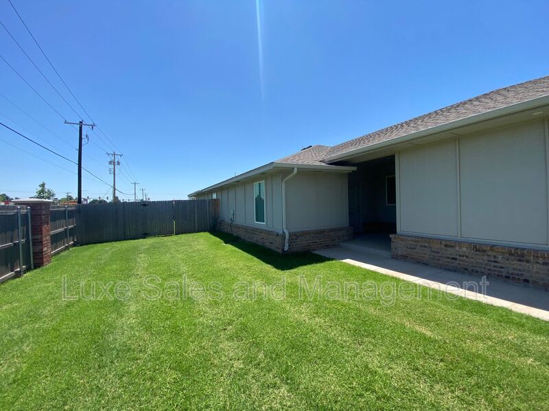 8000 NW 110th Dr – photo 3