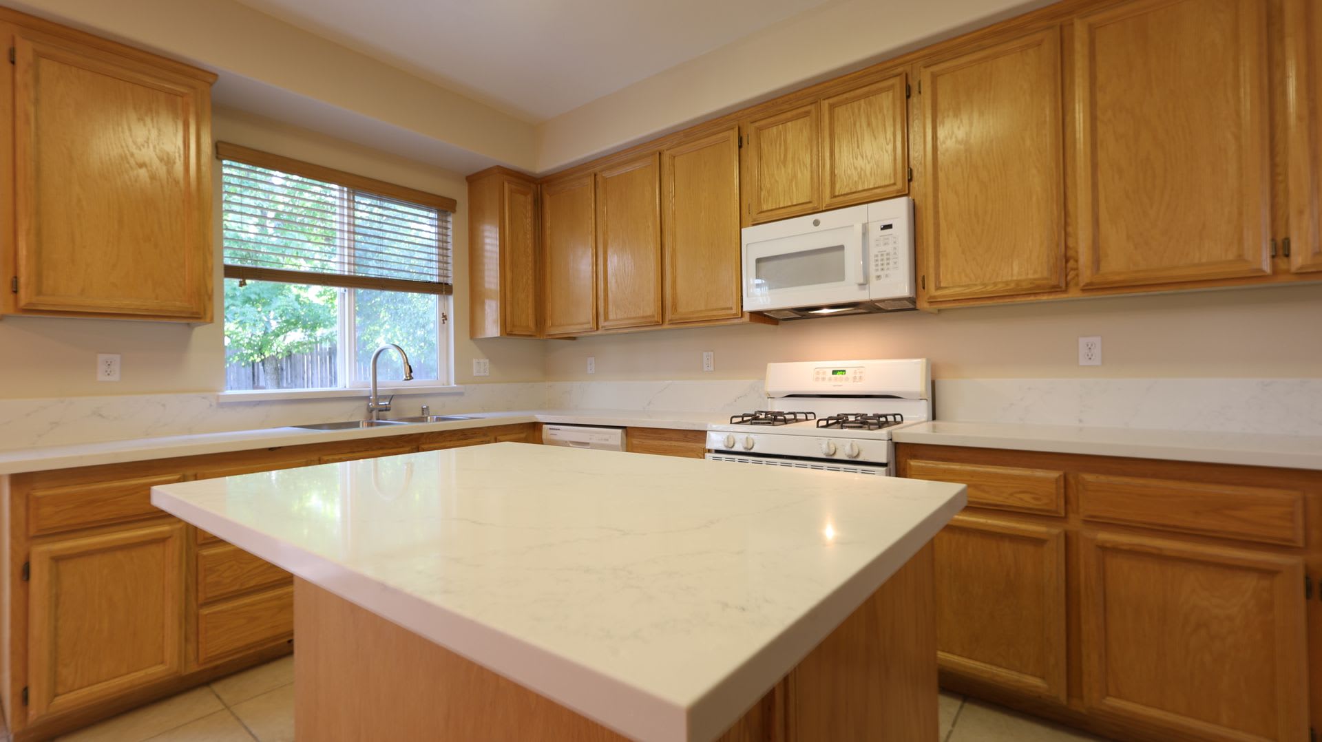 New Renovation* Prestigious Spacious 4 Bedroom – photo 3